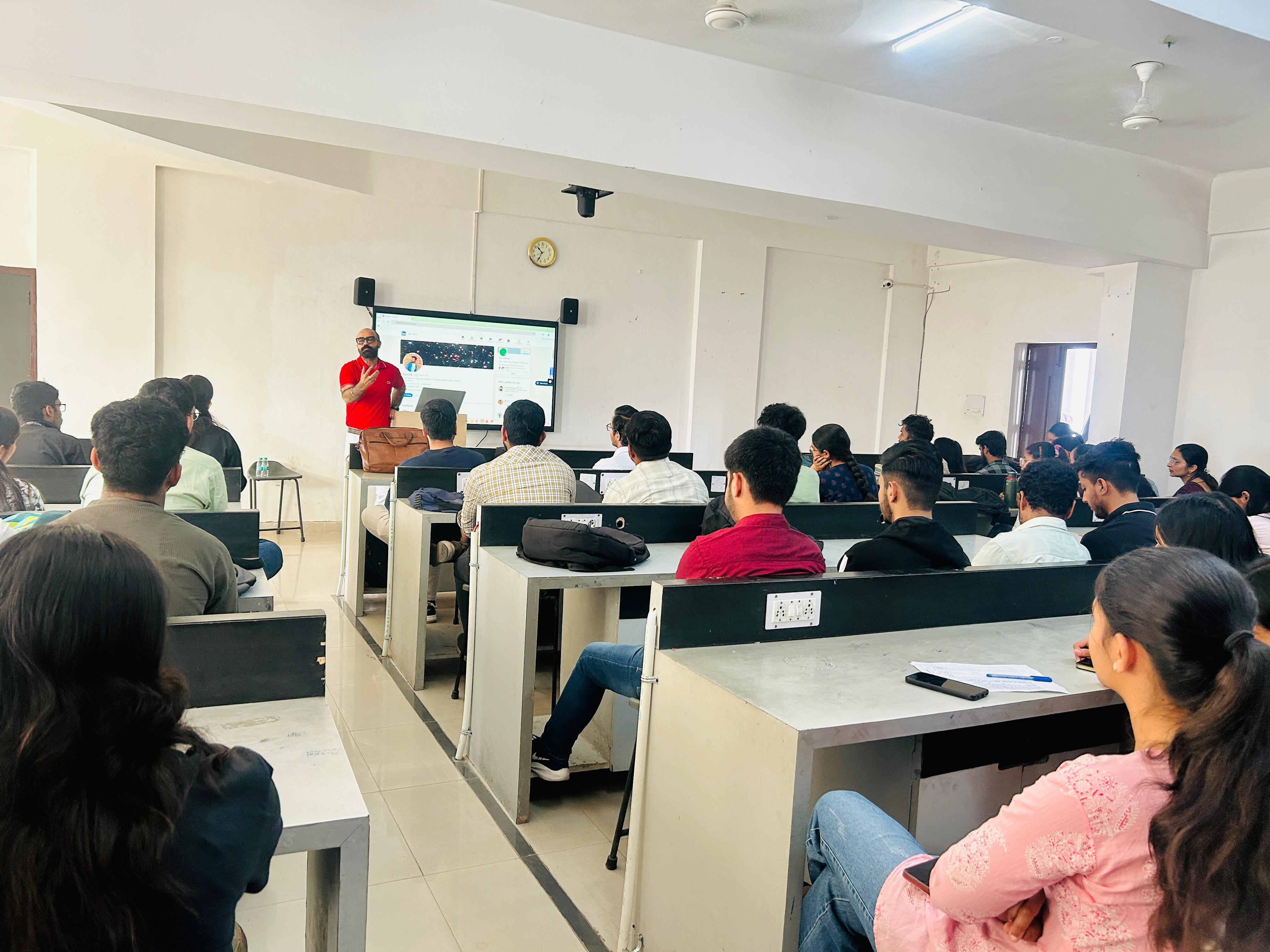 PLACEMENT CELL OF GATEWAY EDUCATION ORGANIZED A SESSION ON CAREER LAUNCH PAD 